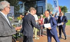 Übergabe der Ehrenamtspreise – hier an Florian Raphael Mahlow von der Freiwilligen Feuerwehr Klein Kreutz.