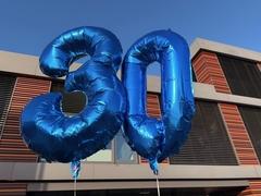 Luftballon mit einer 30 vor dem Stadtwerke-Gebäude.