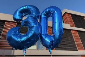 Luftballon mit einer 30 vor dem Stadtwerke-Gebäude.