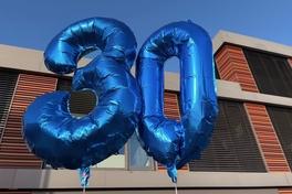 Luftballon mit einer 30 vor dem Stadtwerke-Gebäude.