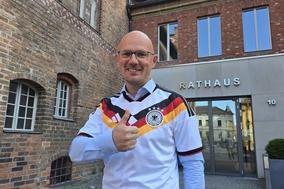 OBM Daniel Keip vor dem Rathaus.