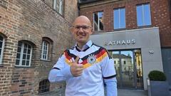 OBM Daniel Keip vor dem Rathaus.