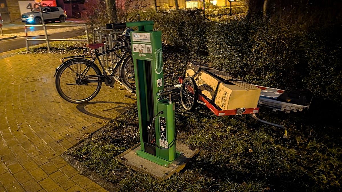 Neue Fahrrad-Reparaturstation an der Bushaltestelle Gttin erffnet - Stadt  Brandenburg an der Havel