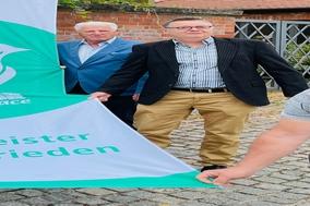 Flagge gegen Atomwaffen gehisst