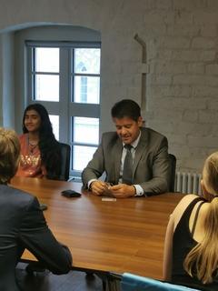 Steffen Scheller am Tisch mit 2 Karten in der hand