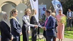 Glückwünsche und Gaben für die neuen Studierenden.