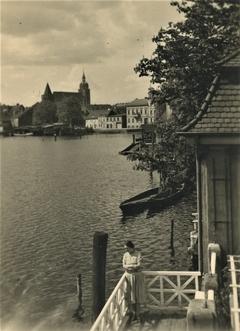 Wally Lesser auf der Terrasse ihres Gartenpavillons am Havelufer (Sammlung M. Lesser Bach, Fotograf*in unbekannt)