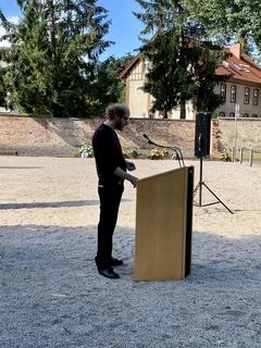 Der Fotograf Arnd Weider spricht zu seiner Fotoausstellung in der er sich mit Überresten von Stätten der „Euthanasie“-Verbrechen auseinandergesetzt hat und die in der Gedenkstätte zu sehen ist.