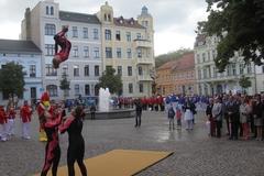 Sportakrobaten zeigen zur Eröffnung ihr Können
