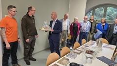 OB Daniel Keip hat für das Forsthaus-Team Brot und Salz zur Hauseinweihung mitgebracht.