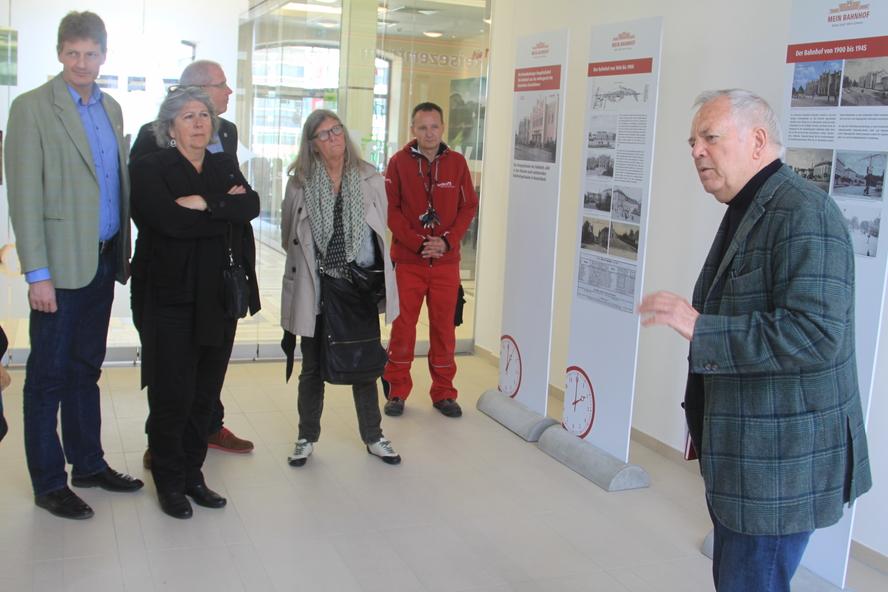 Gäste im neuen Bahnhofsgebäude