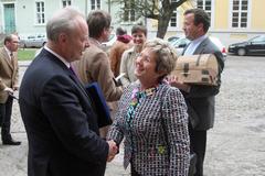 Die Oberbürgermeisterin gratuliert Dr. Martiny