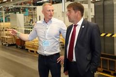 Steffen Scheller im Gespräch mit Fertigungsleiter Sebastian Lempe