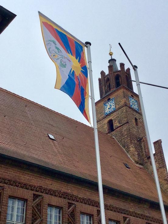 Flagge von Tibet am Rathaus von Brandenburg an der Havel
