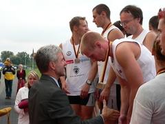 Sportminister Rupprecht gratuliert den Siegern.