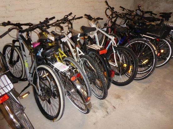 viele Fahrräder stehen in einer Reihe im Keller