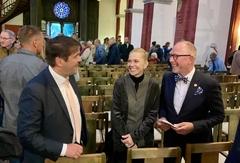 Oberbürgermeister Steffen Scheller im lockeren Gespräch mit Anna Loos und Dr. med. Holger Siggel.