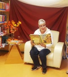 Andrea Lehmann liest aus einem Buch vor