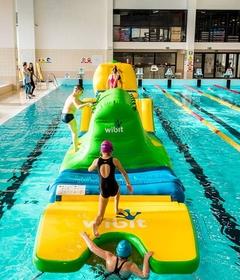 Kinder toben im Marienbad