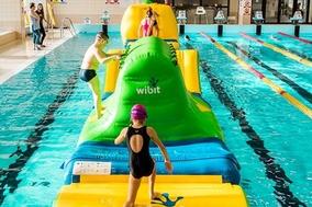 Kinder toben im Marienbad