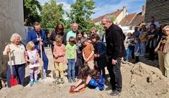 Eine Zeitkapsel im Baugrund bildet den Grundstein.