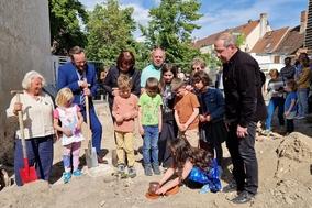 Eine Zeitkapsel im Baugrund bildet den Grundstein.
