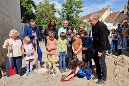 Eine Zeitkapsel im Baugrund bildet den Grundstein.