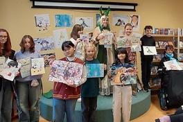 Kinder- und Jugendliche mit ihren Bildern