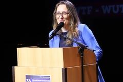 Künstlerin Julia Burmeister stellt im Studiobühnen-Foyer aus.