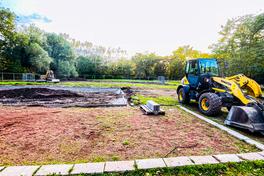 Bagger gestalten derzeit das Gelände um.