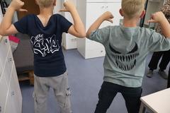 Logos auf Shirts von Kindern.