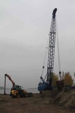 Mit schwerer Technik wird das Erdreich behutsam abgetragen und für die Wiederaufschüttung zwischengelagert.
