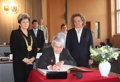 Marga Goren-Gothelf beim Eintrag in das "Goldene Buch der Stadt Brandenburg an der Havel" während der Stadtverordnetenversammlung am 28. April 2010.