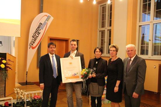 Bürgermeister Steffen Scheller, SVV-Vorsitzender Walter Paaschen und Laudatorin Dorit Stawecki gratulieren dem Sonderpreisträger: Spedition-Autotransporte Peter Pfaffe e.K.