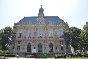 Frontansicht des Rathauses