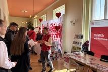 Angeregte Gespräche zwischen Ausstellern und Besuchern.