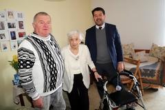 Meta Altenkrüger mit Oberbürgermeister Steffen Scheller und ihrem Neffen Axel Schulze.