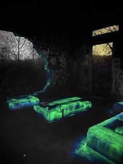 Fotografie des ausstellenden Künstlers Manuel Schröder bildet Betonteile, welche mit fluoreszierender Farbe bestrichen sind, in einer Betonruine ab.