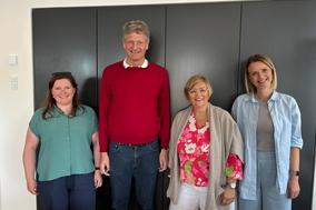 (v.l.n.r.) Vanessa Vollenschier, Anne-Sophie Milke und Sabine Freund mit Jesper Würzen vor dem Rathaus in Ballerup