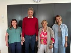 (v.l.n.r.) Vanessa Vollenschier, Anne-Sophie Milke und Sabine Freund mit Jesper Würzen vor dem Rathaus in Ballerup