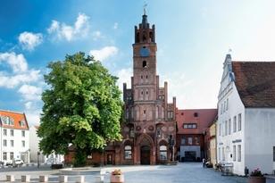 Das Altstädtische Rathaus mit Vorplatz