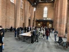 Studenten der Hochschule Bremen mit der School of Architecture Bremen im Kirchenschiff des Pauliklosters