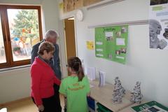 Nach den Grußworten führten die Schüler durch die Räumlichkeiten. Hier werden gerade der Oberbürgermeisterin und dem SVV-Vorsitzenden Walter Paaschen Projekte vorgestellt.