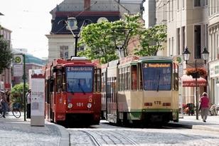 Straßenbahnen durchfahren die Hauptstraße