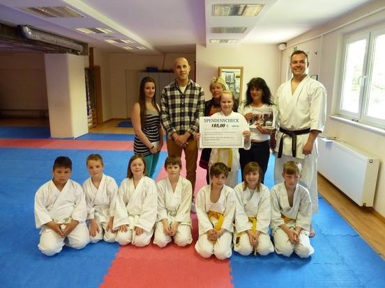 Spendenscheck für Karate Kids
