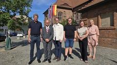 Gruppenbild am Rathaus.