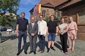 Gruppenbild am Rathaus.