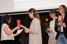 Meike Herzberg von Metallbau Windeck zeichnete ebenso Abiturienten aus.