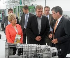 Frank Martin, Sandortleiter ZF Friedrichshafen AG Werk Brandenburg, (rechts) im Gespräch mit dem Wirtschaftsminister und der Oberbürgermeisterin.