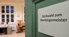 Die Tür zum Wahllokal schließt sich.